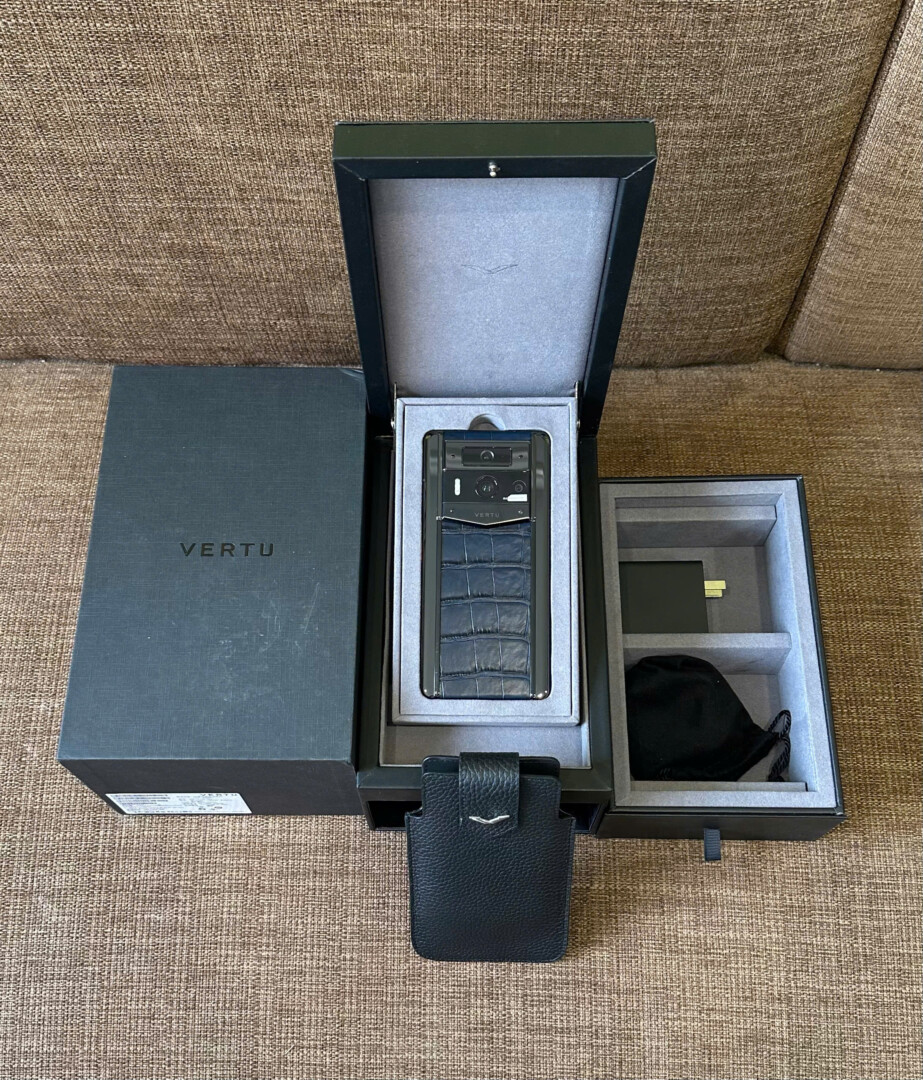 Điện thoại metavertu 2 generation da cá sấu xanh 99% chính hãng Điện thoại metavertu 2 generation da cá sấu xanh 99% chính hãng