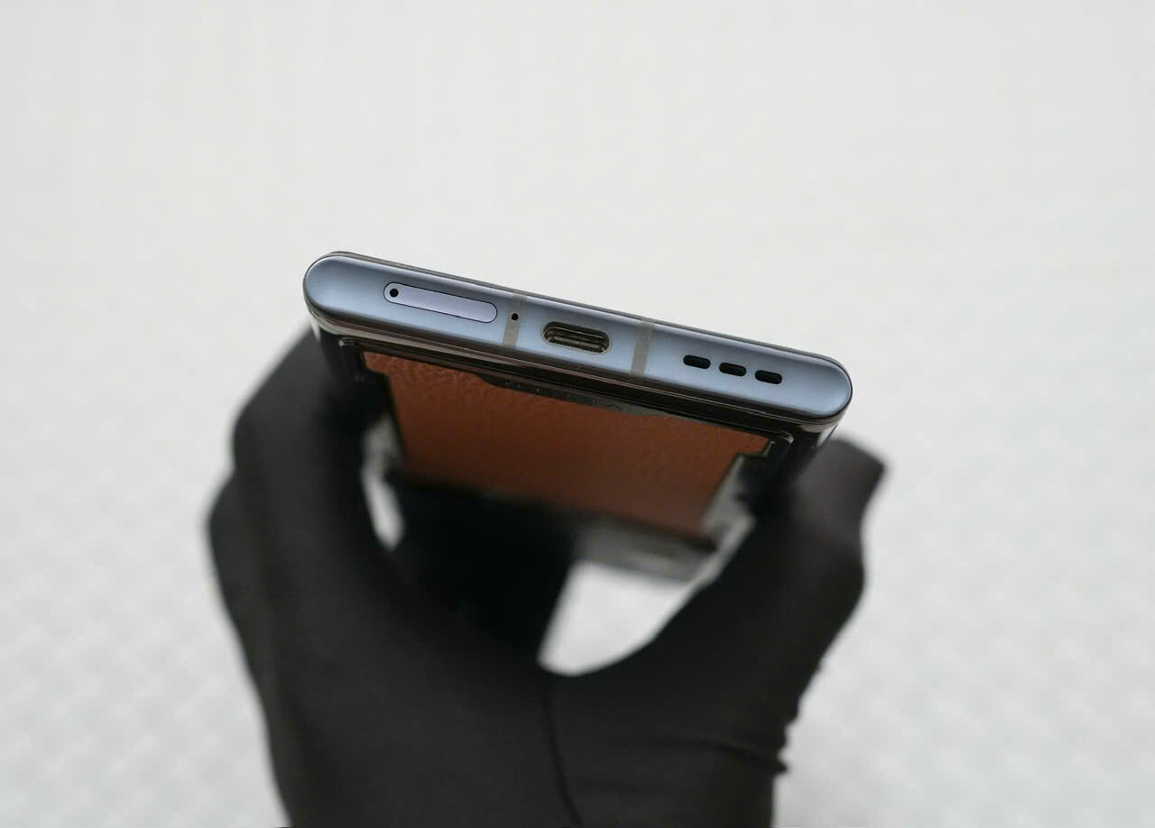 Điện thoại metavertu 1 basic calf da bê nâu chính hãng Điện thoại metavertu 1 basic calf da bê nâu chính hãng