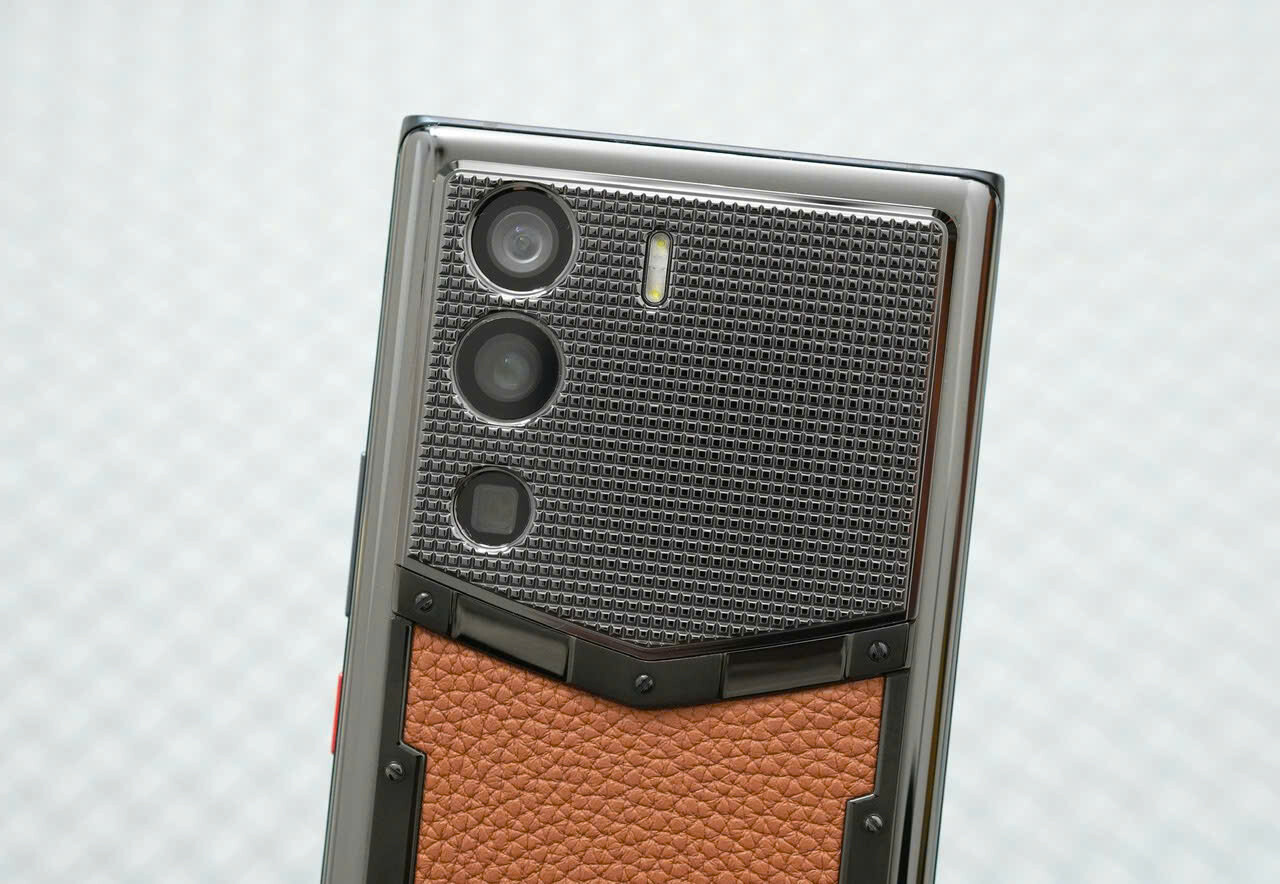 Điện thoại metavertu 1 basic calf da bê nâu chính hãng Điện thoại metavertu 1 basic calf da bê nâu chính hãng