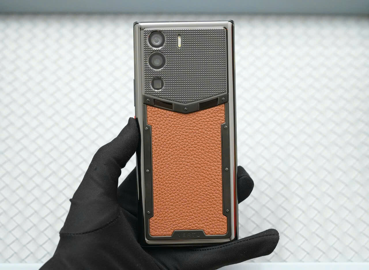 Điện thoại metavertu 1 basic calf da bê nâu chính hãng Điện thoại metavertu 1 basic calf da bê nâu chính hãng