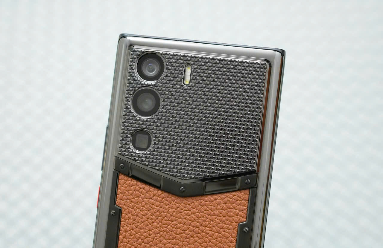 Điện thoại metavertu 1 basic calf da bê nâu chính hãng Điện thoại metavertu 1 basic calf da bê nâu chính hãng